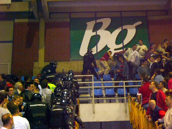 gal/2003-2004/derbi_basket/06.jpg