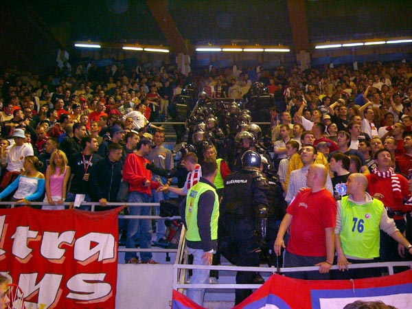 gal/2003-2004/derbi_basket/07.jpg