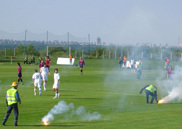 gal/2006-2007/bezanija_cz_plejof/delije1.jpg